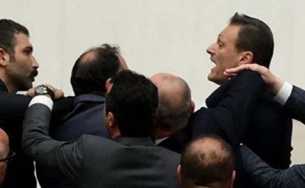 HDP'li Şık'a Alpay Özalan'dan sert tepki!